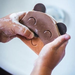 Jabón artesanal para niños con aroma a arándanos forma osito 100 grs Almara soap